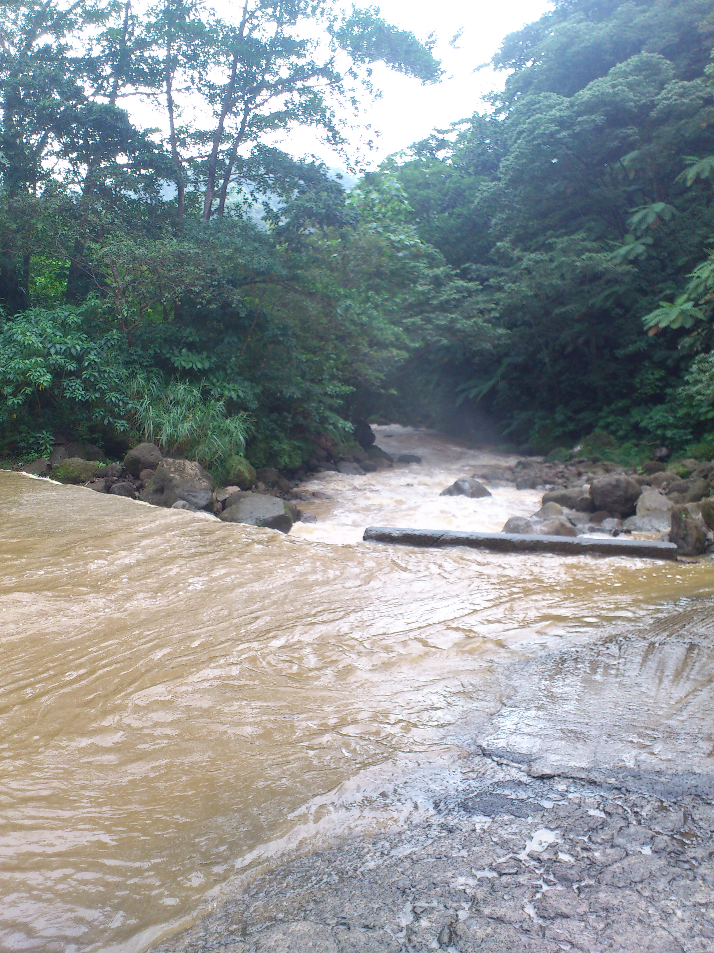 Le gué de la rivière Roseau est inondé
